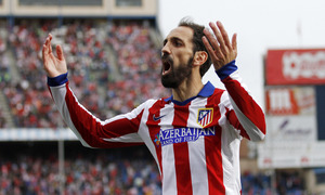 temporada 14/15. Partido Atlético de Madrid Elche.Juanfran animando al público durante el partido